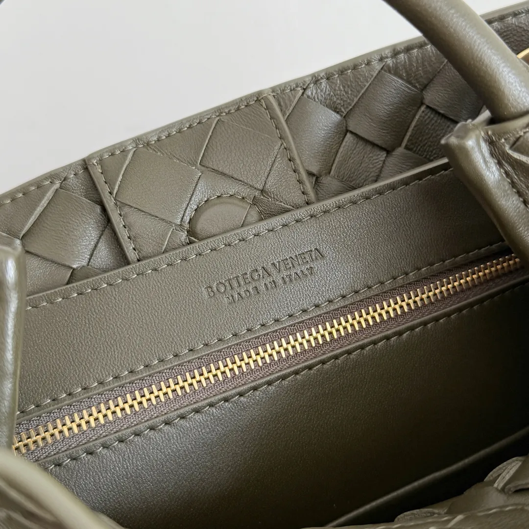The new Andiamo batch of 3060 BV is shipped‼ ️The classic intercciato weaving process is used to create a soft bag, the metal knot is made of micro-cast aluminum using jewelry technology🪢, and the decorative beads are made of metal and hand-polished oak, allowing you to jump repeatedly between elegance and fun💃, making it unpredictable. Classic and versatile, it shows off your temperament, and the bag has a large capacity, making it very convenient for daily commuting! It has a variety of carrying methods, the shoulder straps can be adjusted by yourself, the original lambskin feels soft and delicate, and the unisex style breaks gender boundaries and brings a more practical and long-lasting use experience. The Andiamo, which has both elegant and casual styles, perfectly interprets the "fashionable old money style". Style number: 743568+wood hardware Color: dark mustard Size: 25*22*10.5cm